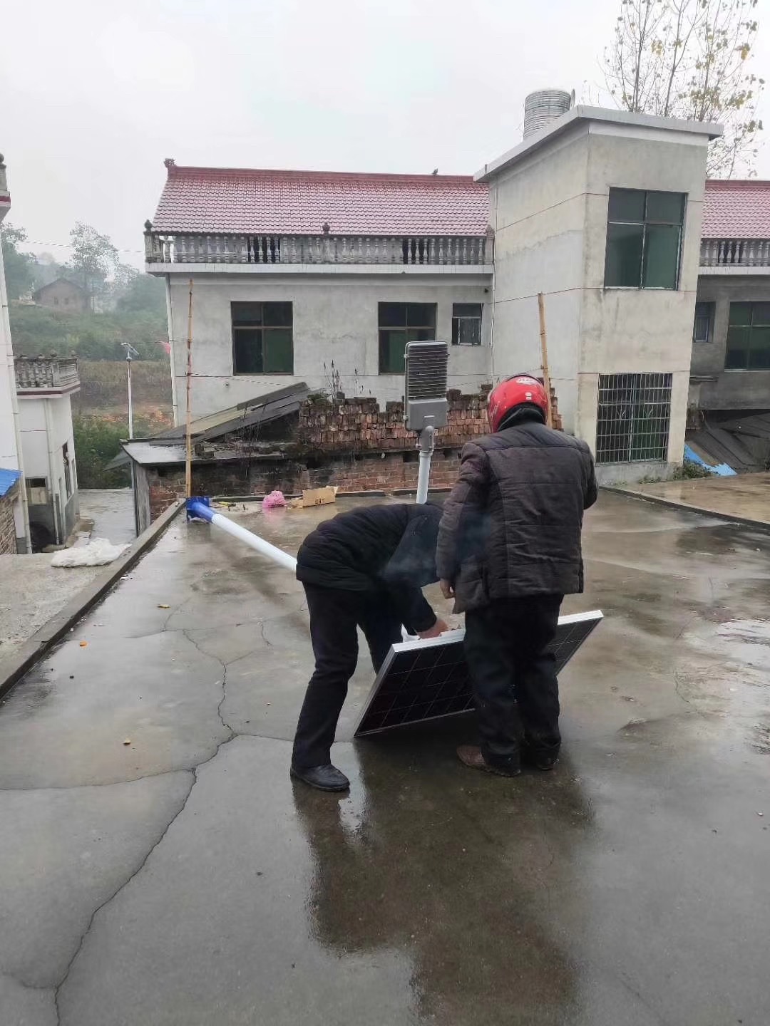 農(nóng)村新裝的太陽(yáng)能路燈