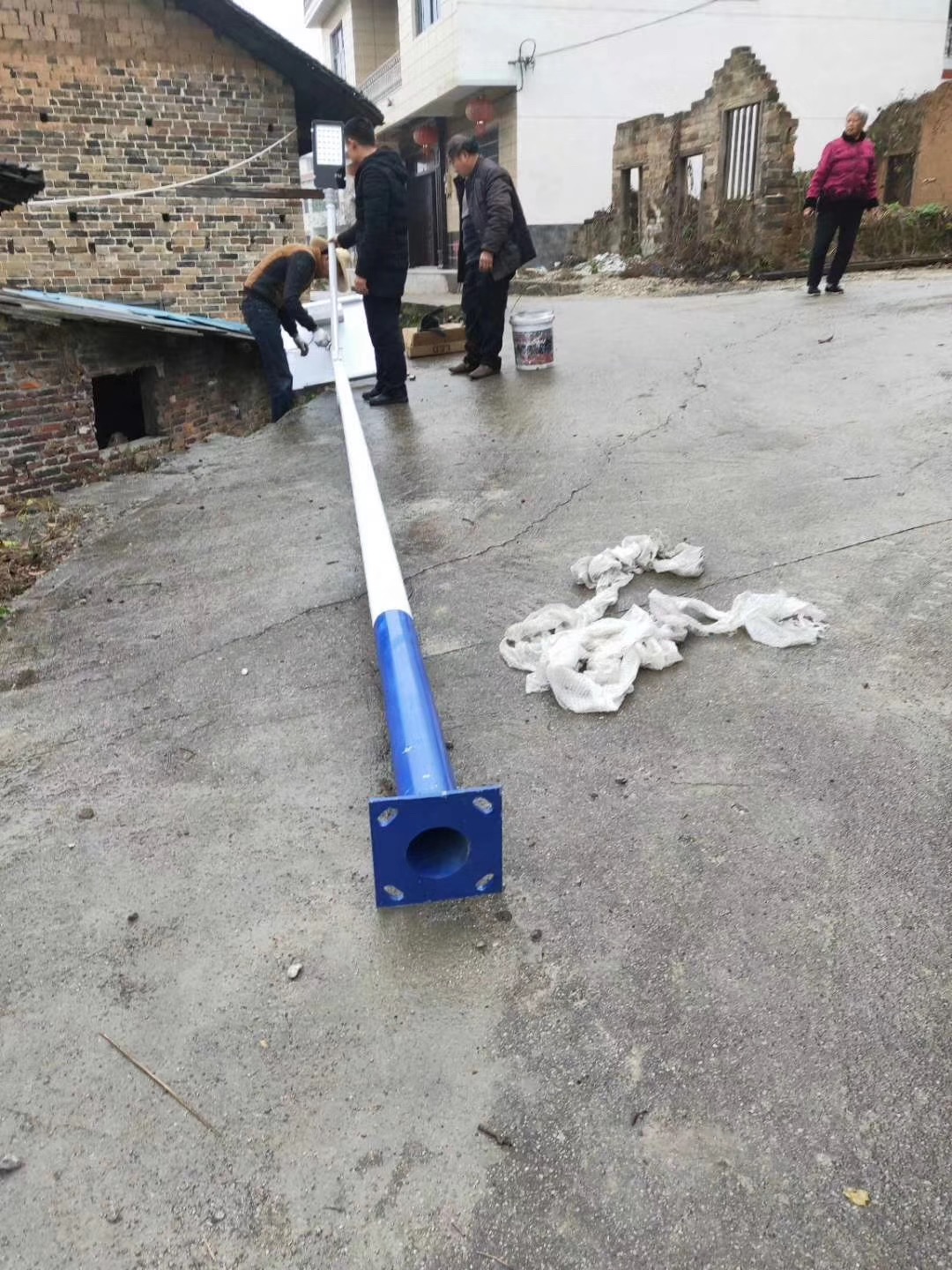 農(nóng)村新裝的太陽(yáng)能路燈